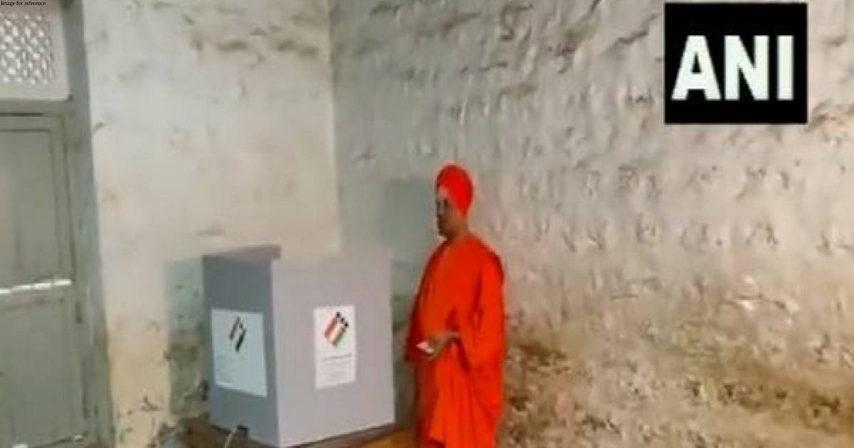 Karnataka Assembly polls: Siddalinga Swami of Siddaganga mutt casts vote in Tumakuru
